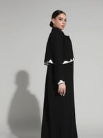 عباية كريب أسود بتفاصيل بيضاء
