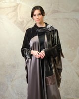 عباية بشت – مخمل فرنسي رمادي مع حرير ياباني