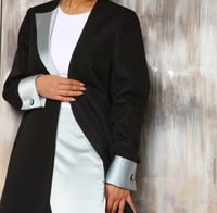 عباية كريب سوداء مع اكمام سماوية