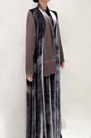 عبايه اي لاين -مخمل حريري فرنسي رمادي مع حرير