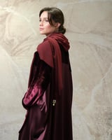 عباية بشت – مخمل حريري ياباني عنابي مع حرير ياباني