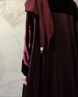 عباية بشت – مخمل حريري ياباني عنابي مع حرير ياباني