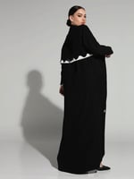 عباية كريب أسود بتفاصيل بيضاء