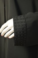 عباية "الحرير الكوري الأسود" - أناقة مترفة بتفاصيل...