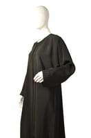 عباية "الحرير الكوري الأسود" - أناقة مترفة بتفاصيل...