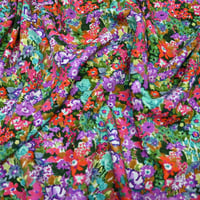 فسكوز بنقشات زهور ملونة زاهية