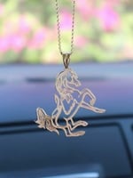 تعليقة سيارة حصان بالاسم