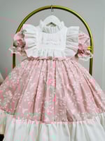 فستان وردي بطبعه الاوراق