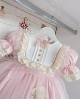 فستان فكتوري مع اطراف من الدانتيل وطبقه من التُل