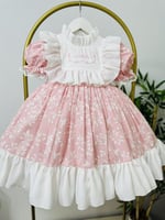 فستان وردي بطبعه الاوراق