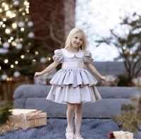 فستان باللون الرصاصي والوردي طبقات