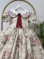 فستان بطبقتين من الياقه المطرزه باللون العودي