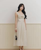 فستان العمر المحير هادئ وانسيابي