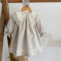 فستان بيج مع ياقه دانتيل + اكسسوار شعر