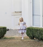 فستان باللون الرصاصي والوردي طبقات