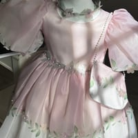 فستان اورقنزا لون بني فاتح مزين بقطع الورد + حقيبه...