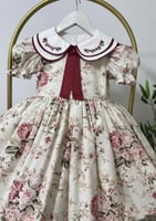 فستان بطبقتين من الياقه المطرزه باللون العودي