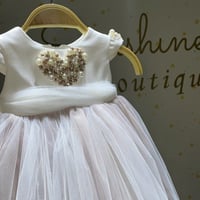 فستان منفوش مواليد مطرز باللولو على شكل قلب عالصدر...