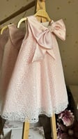 فستان وردي بفيونكه عالصدر من ٢ سنه الى ٧ سنوات