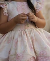 فستان مناسبات راقي بطبقات من الدانتيل بالاطراف