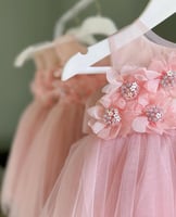 فستان منفوش مزين بورد عالصدر بلون تراب الورد