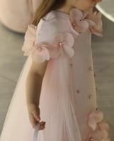 فستان وردي مع ياقه منفصله + شنطه + اكسسوار شعر