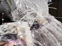 فستان دانتيل مزين بالورد والريش طويل من الخلف