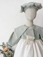 فستان زيتي مع ياقه دانتيل + قبوع شعر