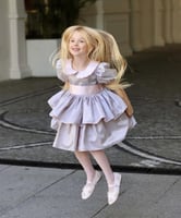 فستان باللون الرصاصي والوردي طبقات