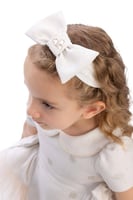 فستان بيج مزين بتل من الاطراف وفيونكه + ربطه شعر