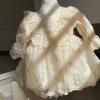 فستان مواليد ابيض وكابتشينو + ربطه شعر + شراب + حذ...