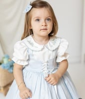 فستان سماوي مع ياقه مطرزه