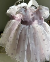 فستان بنفسجي مع شغل شك راقي عالكتف + اكسسوار شعر