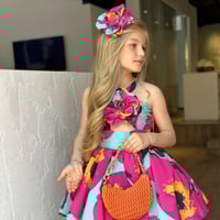 فستان بتداخلات الوان صيفية + مسكه شعر + شنطة