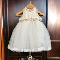 فستان مواليد تطريز يدوي مع طبقات من التل