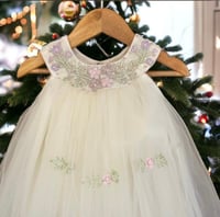 فستان مواليد مع ياقه باللون الموف تطريز يدوي