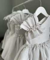 فستان انيق بحركه كم مميزه مع شغل شك + اكسسوار شعر