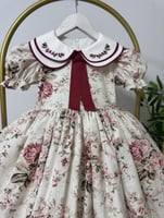 فستان بطبقتين من الياقه المطرزه باللون العودي