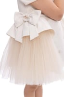 فستان بيج مزين بتل من الاطراف وفيونكه + ربطه شعر