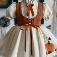 فستان فيكتوري باللون البيج باكمام قصيرة