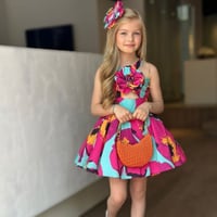 فستان بتداخلات الوان صيفية + مسكه شعر + شنطة