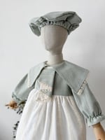 فستان زيتي مع ياقه دانتيل + قبوع شعر