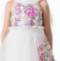 فستان التل باللونين الوردي والابيض