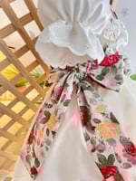 فستان بناتي أنيق بنقشة الورد ولمسات دانتيل راقي