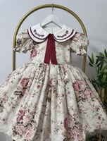 فستان بطبقتين من الياقه المطرزه باللون العودي