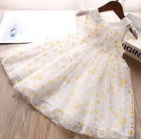 فستان ابيض مع وردات دوار الشمس