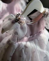 فستان بنفسجي مع شغل شك راقي عالكتف + اكسسوار شعر