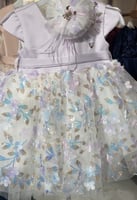 فستان بتصميم الورد وشك عالصدر + اكسسوار شعر