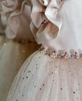 فستان خربزي منفوش مع شغل شك بالوسط + اكسسوار شعر