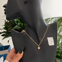 سلسال بوردة ذهبي ( مع كيس وعلبة الموضح بالصورة)